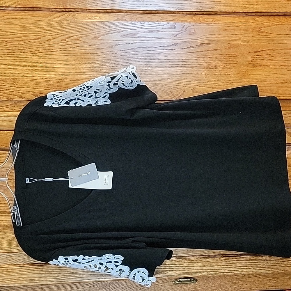 Niashot Black and White V neck T Shirt 2XL